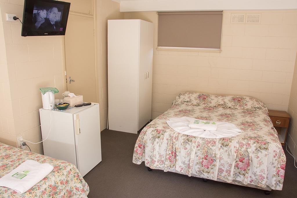 The Swiss Motel Cooma Exterior photo