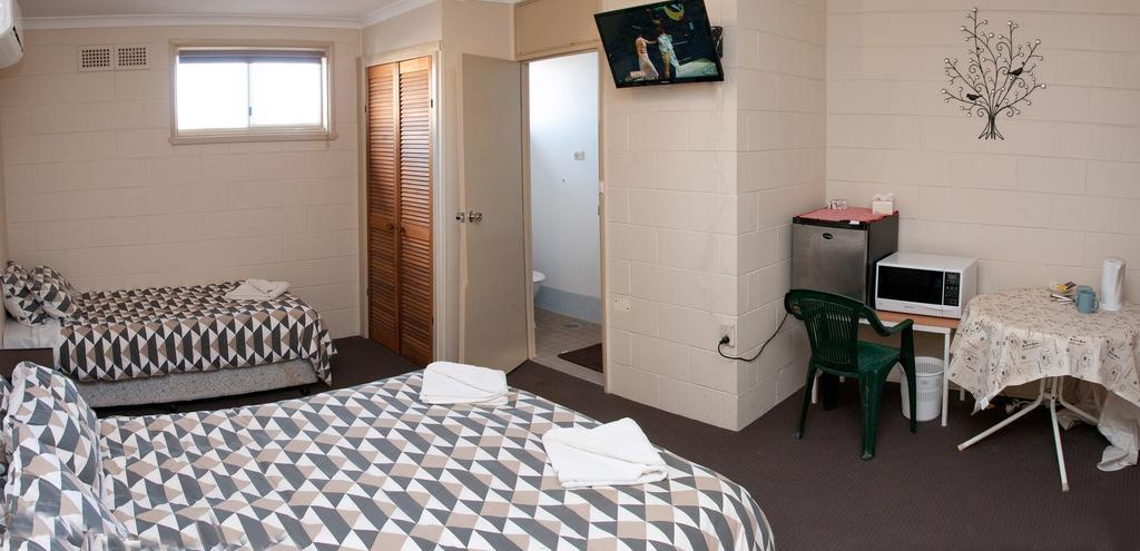 The Swiss Motel Cooma Exterior photo